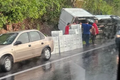 Caminhão com carga de peças de queijo tomba sobre barranco em Satuba
