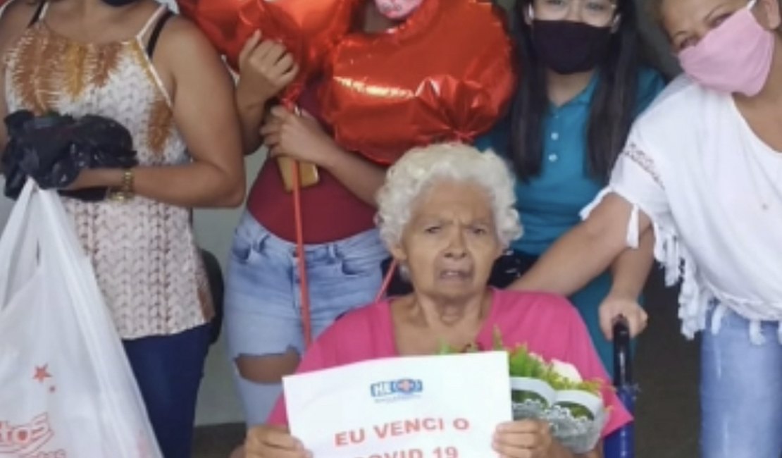Vídeo. Idosa de 78 anos recebe alta e é curada de covid-19, em Arapiraca