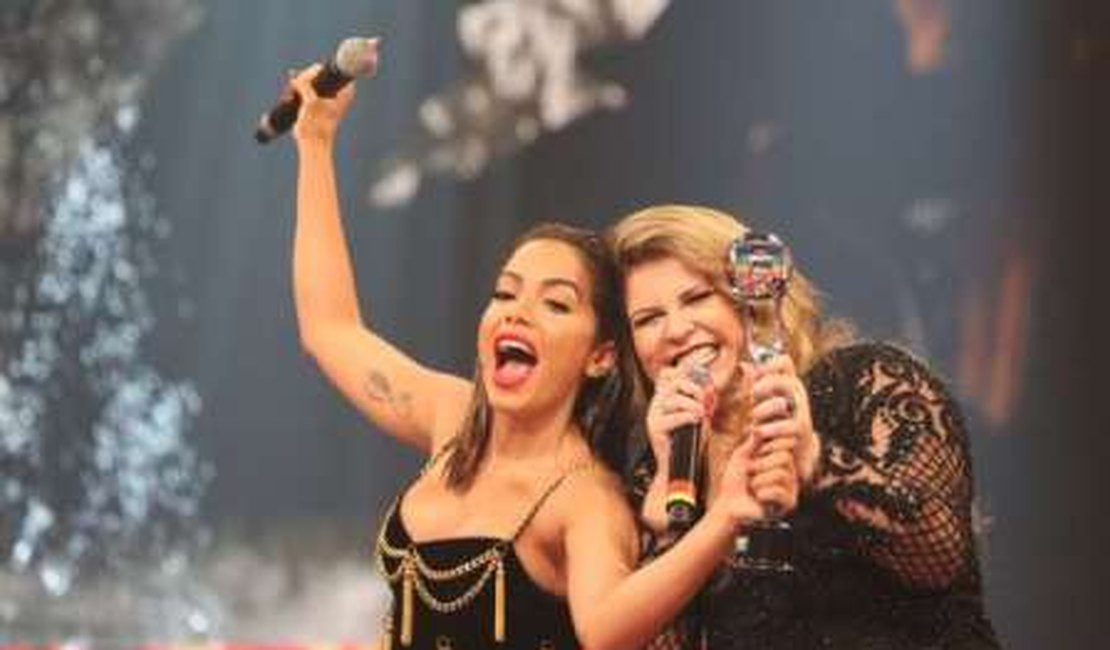 Bem-humorada, Marília Mendonça entra descalça no palco do ‘Domingão’: ‘Tava me apertando’