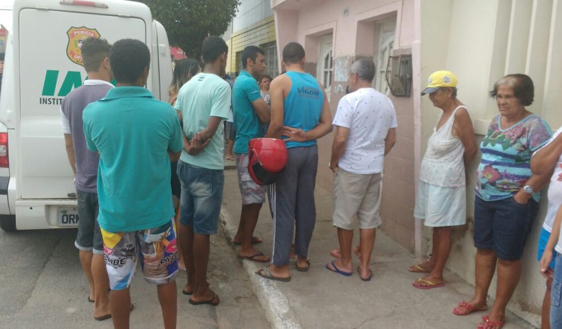 Ex-reeducando é assassinado a facadas na casa da avó, em Arapiraca