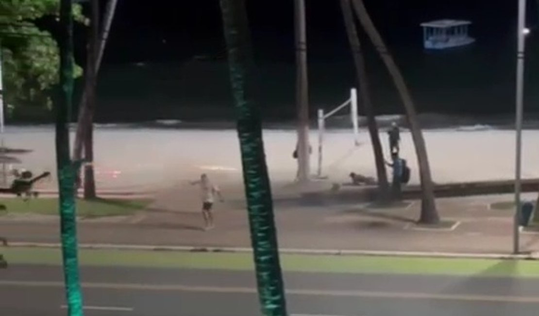 Polícia identifica jovens filmados realizando confronto com rojões na Praia da Ponta Verde, em Maceió
