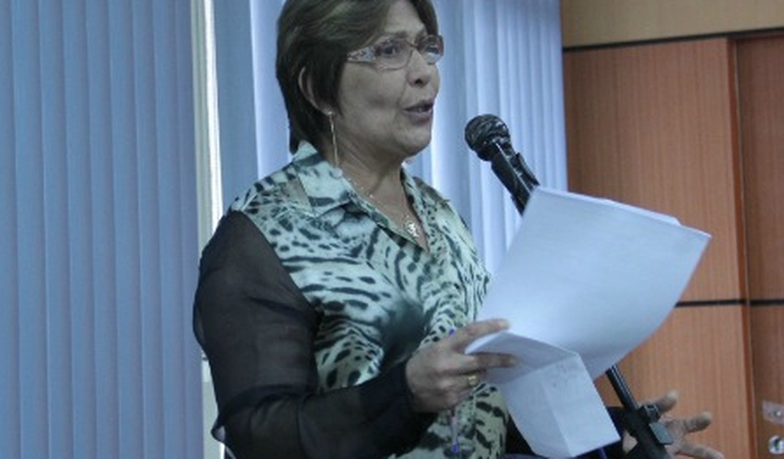 Prefeita de Arapiraca anuncia redução de 40% nos salários de secretários