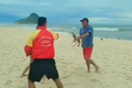 VÍDEO. Banhistas brigam por causa de jacaré e animal é usado como ‘arma’ em praia do Rio