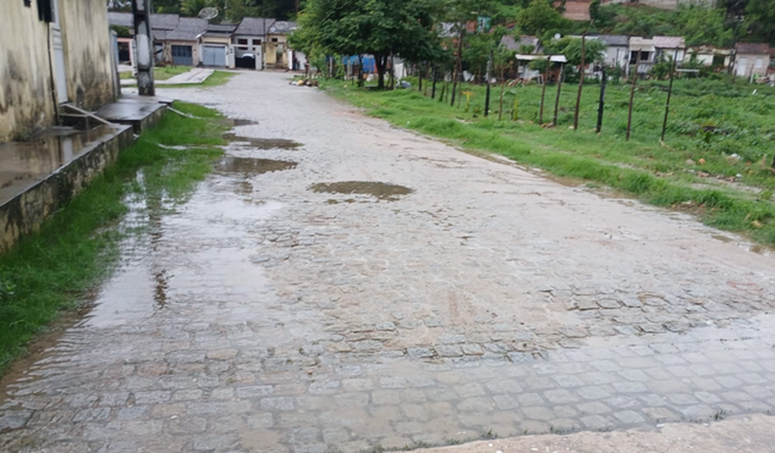 Ações preventivas realizadas pela Prefeitura de Penedo antes das chuvas evitam alagamentos em pontos críticos