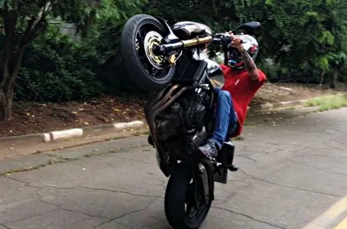 Condutor sem carteira de habilitação é flagrado 'dando grau' em moto no bairro Caititus