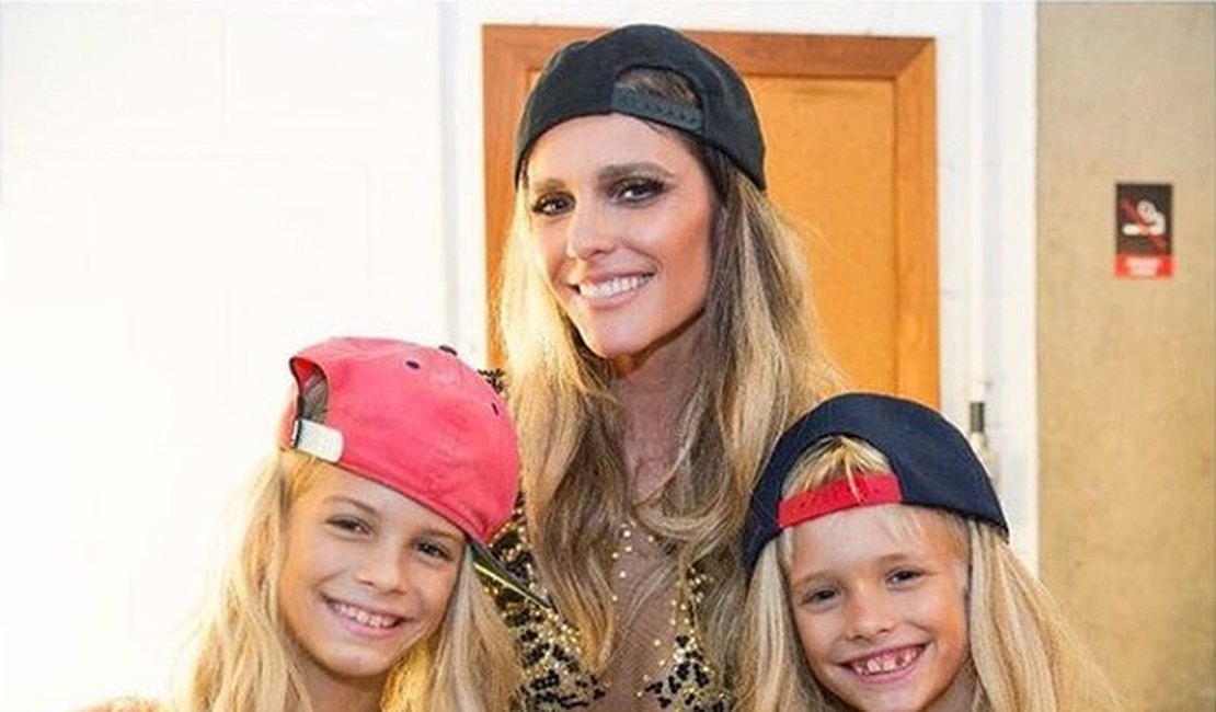 Fernanda Lima se diverte com filhos de peruca em bastidor de 'Amor e Sexo'