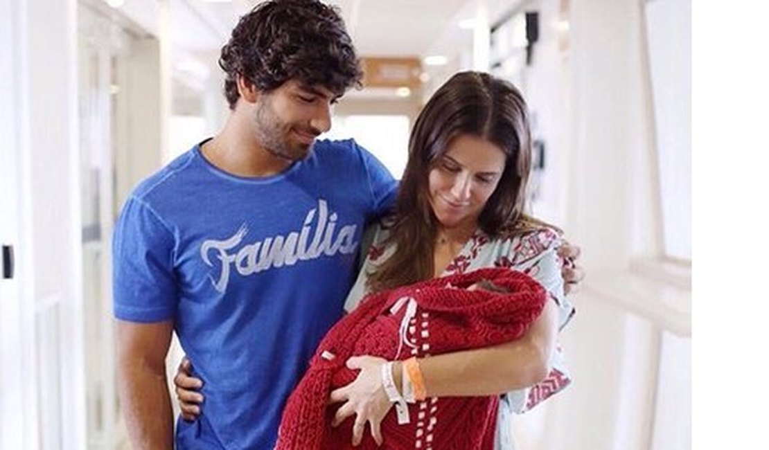 Deborah Secco exibe lembrancinhas de Maria Flor no quarto da maternidade