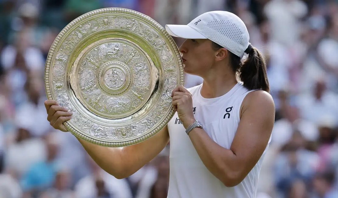 Iga Swiatek conquista título de Wimbledon com vitória por 6-0 e 6-0