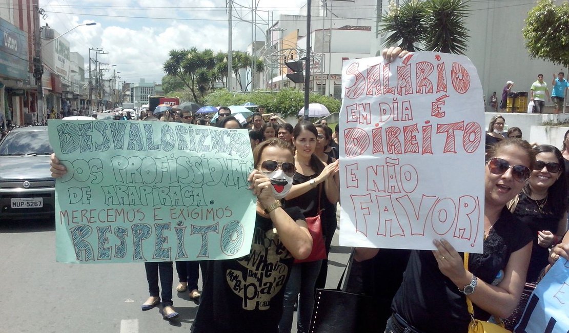 Vestidos de preto, servidores da Saúde de Arapiraca realizam protesto