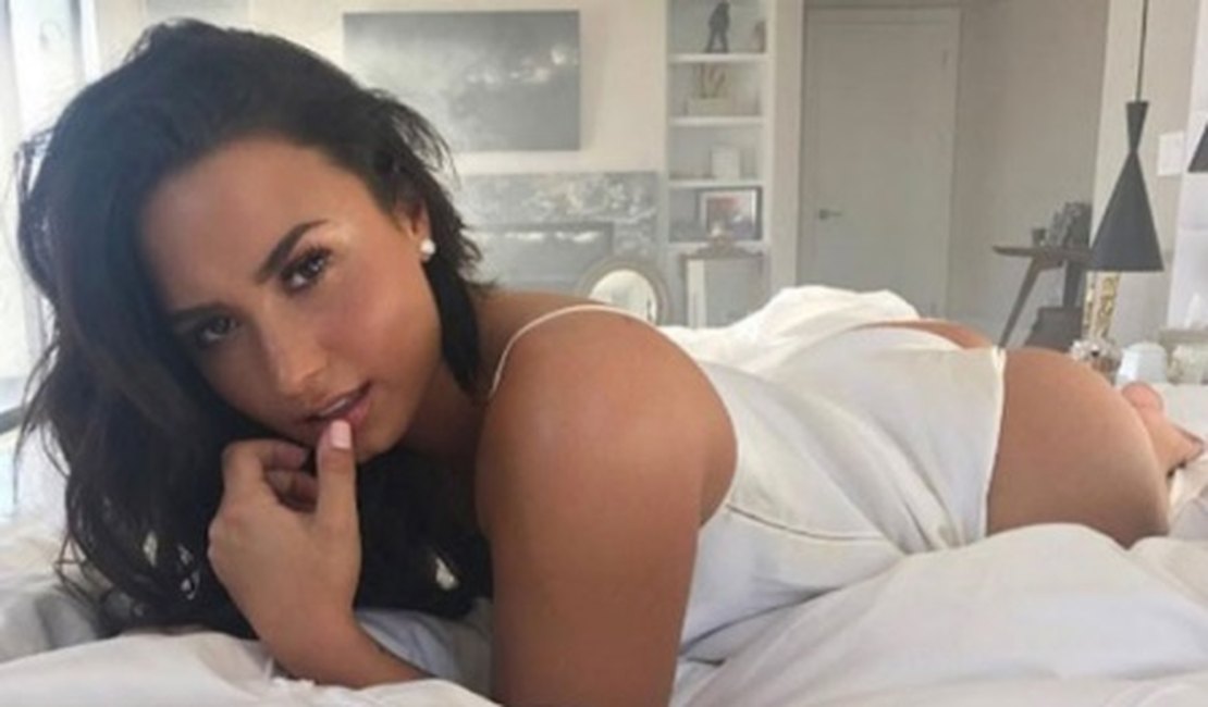 Demi Lovato posa sensual e exibe bumbum na cama em clique arrasador