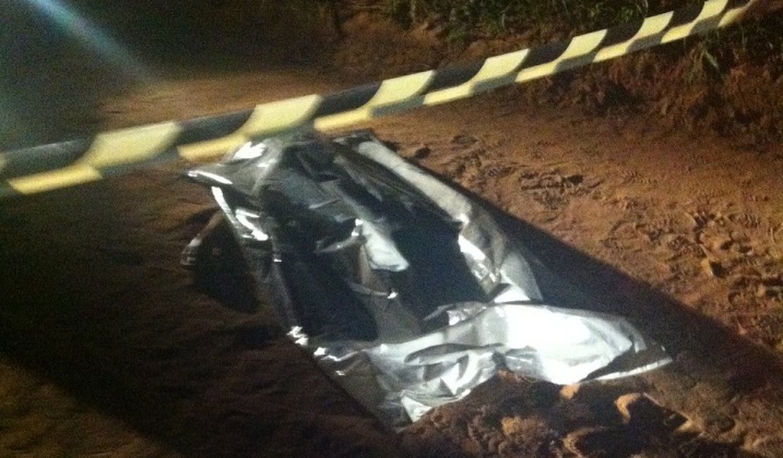 Funcionário da Prefeitura é assassinado e tem seu carro queimado, em Arapiraca