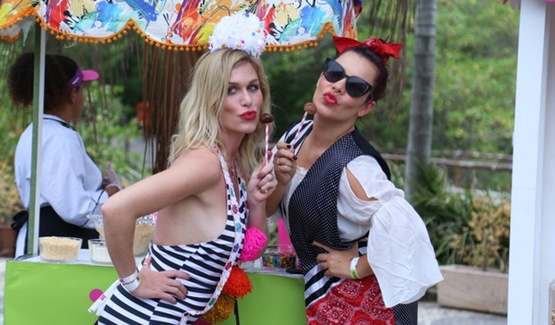 Fernanda Souza e Ludmila Dayer emendam bloco com feijoada