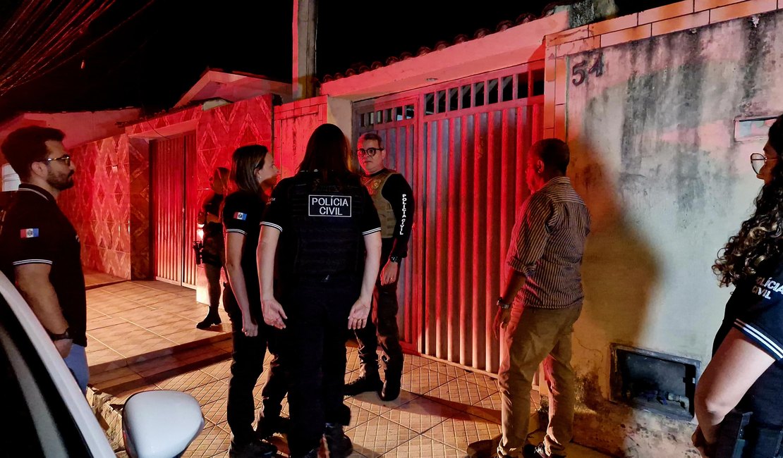 Polícia Civil resgata criança e adolescentes que estavam se alimentando apenas de bolachas em Maceió; pai foi preso em flagrante