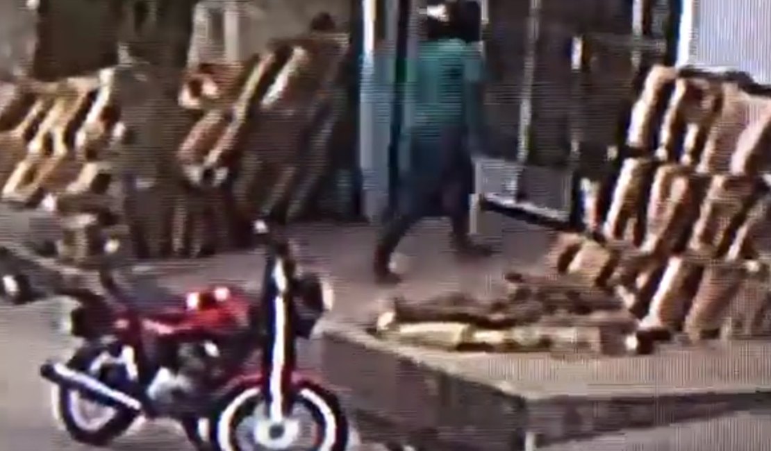 VÍDEO: Câmera flagra homem invadindo residência em Arapiraca