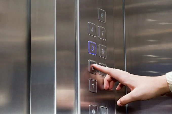 Três pessoas ficam presas em elevador de edifício na Ponta Verde, em Maceió