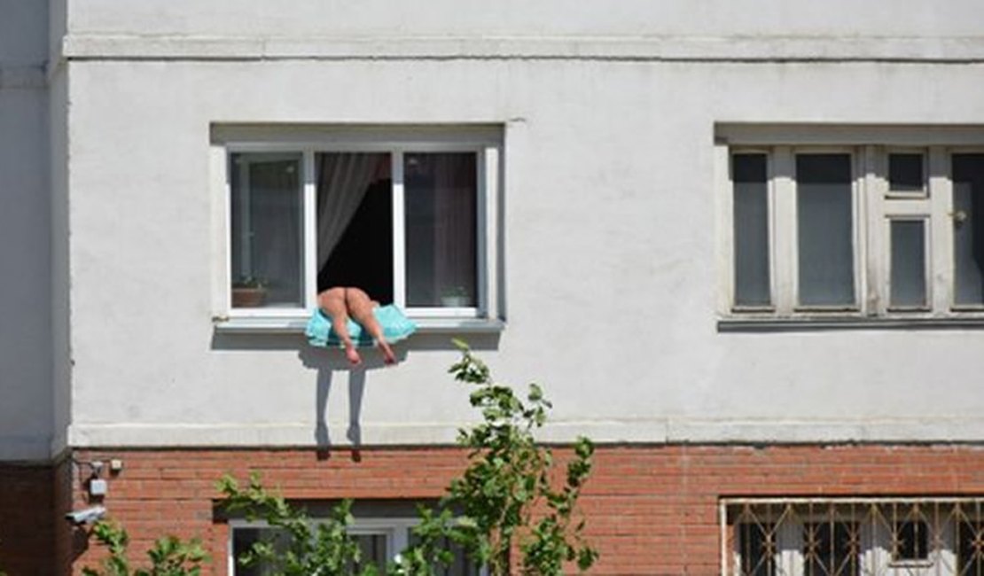 Mulher irrita esposas de vizinhos com seu banho de sol na janela de apartamento
