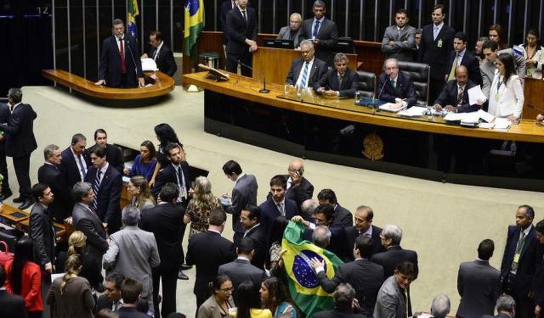 Acompanhe ao vivo a sessão na Câmara sobre o pedido de impeachment