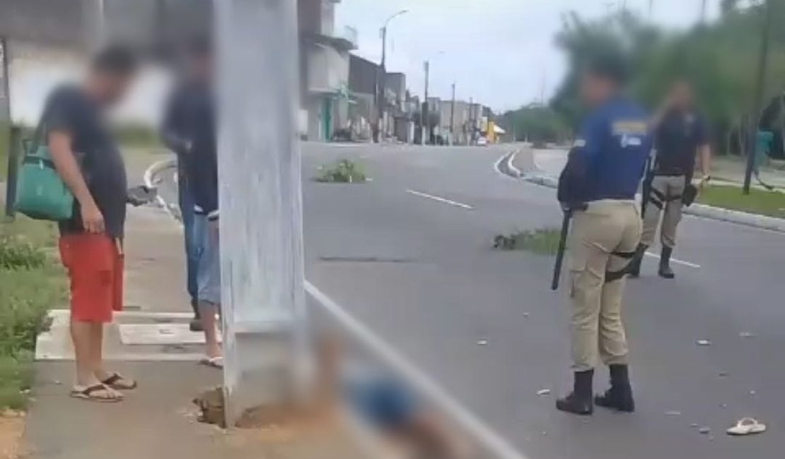 Homem fica ferido após colidir moto contra poste no Bosque das Arapiracas