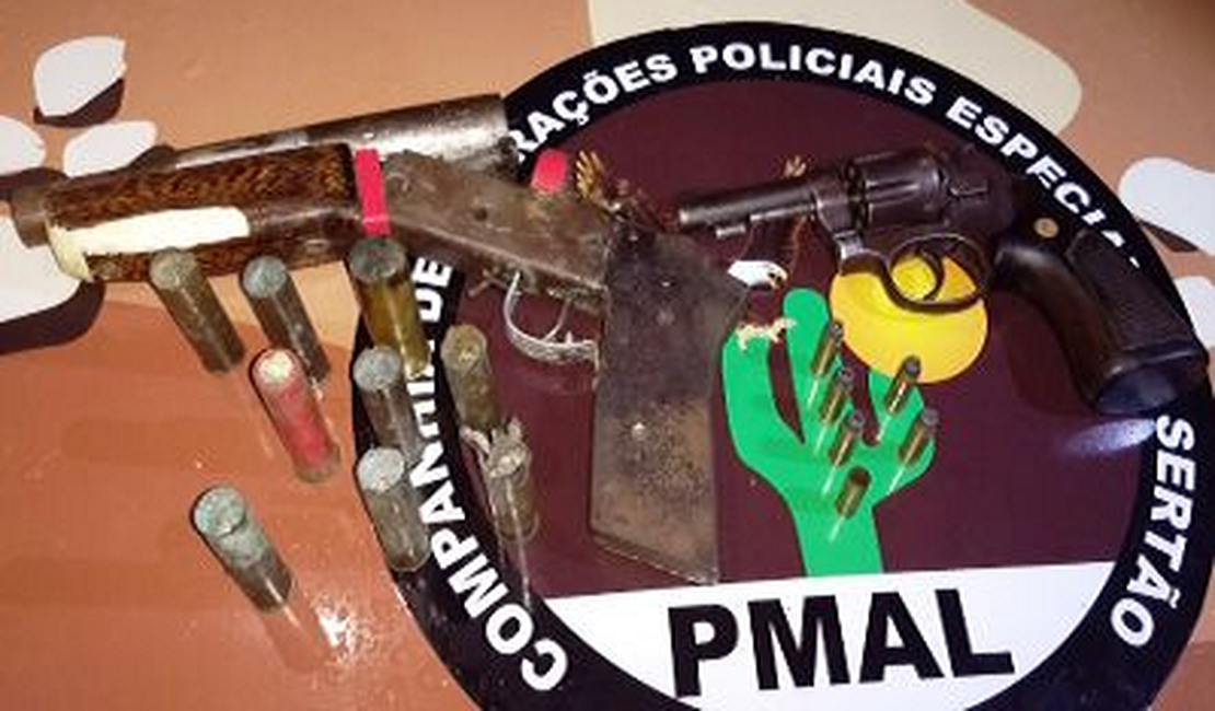 Dupla é presa com suspeita de tráfico de drogas e porte ilegal de arma