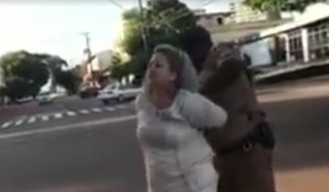 |Vídeo| Mulher diz ser agente da PF e acaba presa por injúria racial contra policial militar