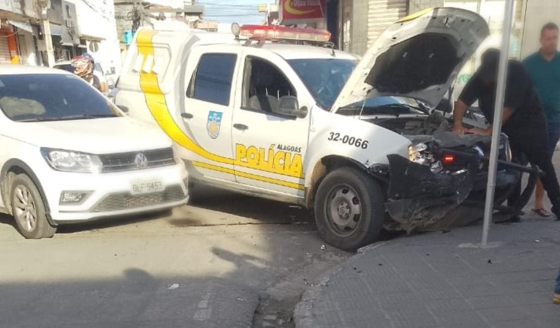 Motorista avança placa de pare e carro atinge viatura do pelotão de Águias do 3° BPM; uma pessoa ficou ferida