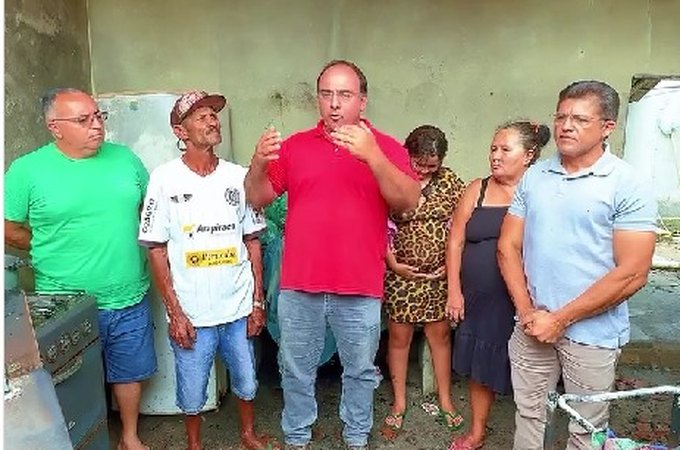 Prefeito Leandro Silva anuncia reconstrução da casa de família que perdeu tudo em incêndio, em Junqueiro