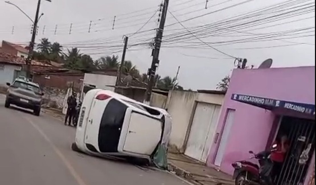 Carro tomba após bater em meio-fio e deixa uma pessoa ferida, em Arapiraca