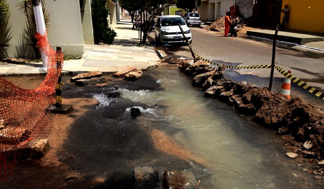 Cano estoura e água tratada jorra em grande volume no São Luiz 1, em Arapiraca
