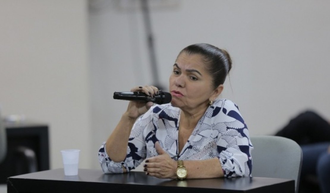 Ângela Garrote culpa deputado falecido de envolvê-la em homicídio durante júri