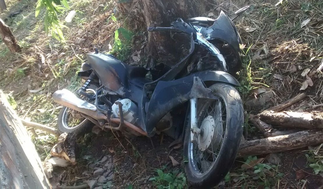 Homem morre após colidir motocicleta com árvore, na zona rural de Anadia