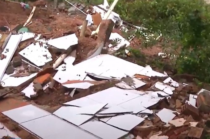 Adolescente fica soterrado em escombros de residência após deslizamento de barreira e é resgatado em Maceió