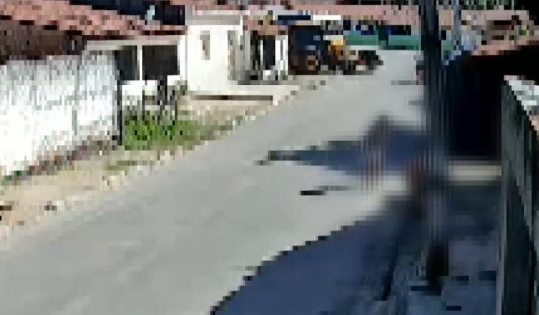 Homem esfaqueia vizinha e diz que havia sido alvo de deboche, em Feliz Deserto