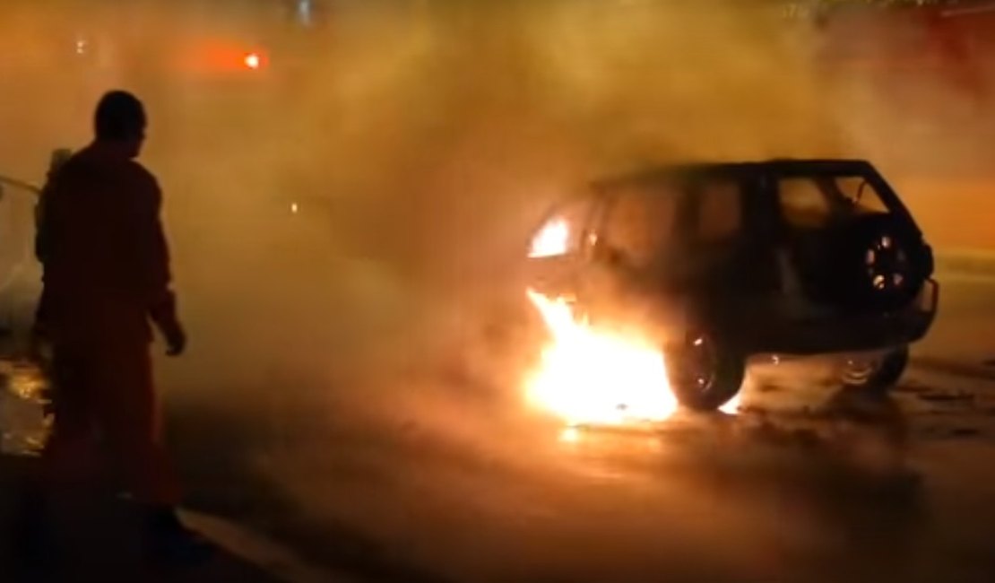 Automóvel fica completamente destruído após pegar fogo em Maceió