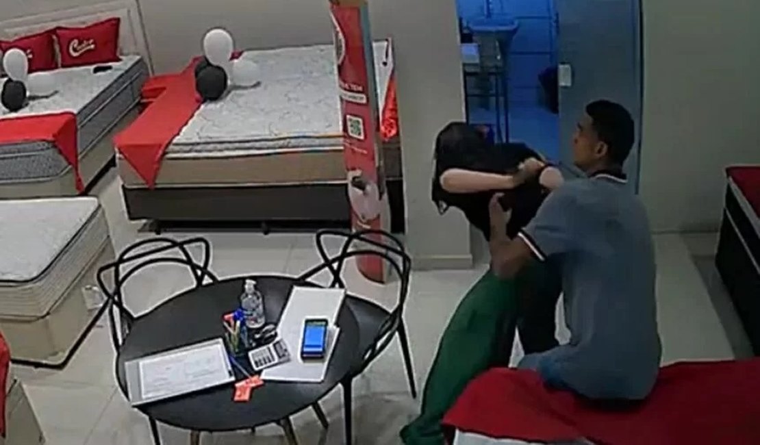 Vídeo. Homem tenta estuprar vendedora em loja de colchões