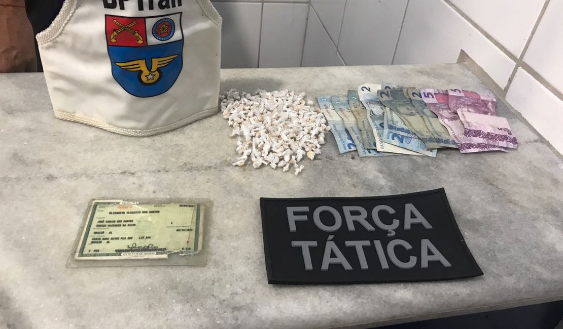 Guarnições do BPTran prendem jovem com 250 pedras de crack em Maceió
