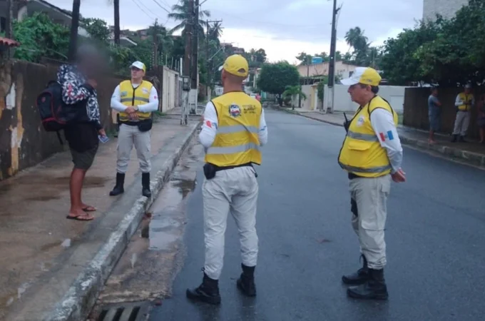 Ronda no Bairro atua no resgate de homem em situação de vulnerabilidade em Ipioca