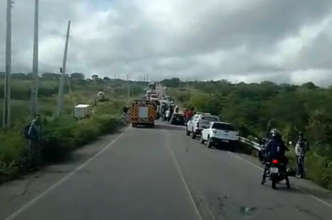 Colisão entre caminhão-caçamba e caminhonete deixa dois feridos no Sertão de Alagoas