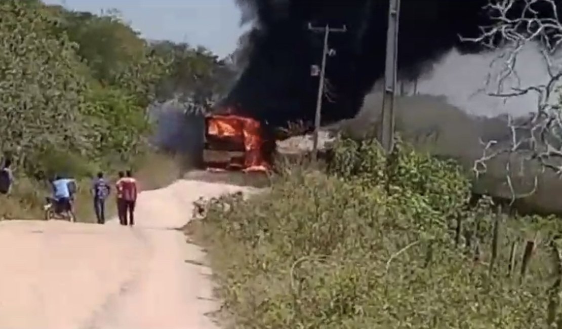 Vídeo. Após pane no motor, ônibus escolar com alunos pega fogo no interior alagoano