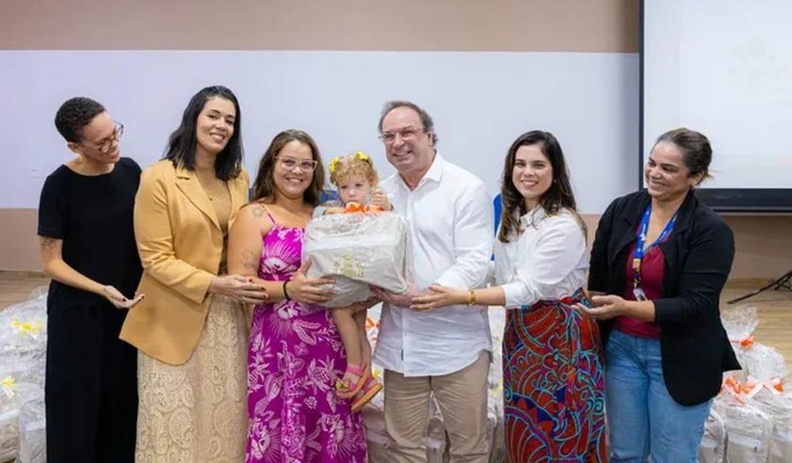 Prefeitura realiza a 1ª entrega de enxovais do projeto 'Mãe Arapiraquense' de 2025