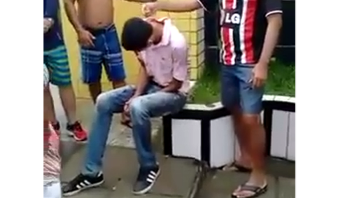 Assaltante é desarmado, atingido por tiro e agredido por populares, em Maceió