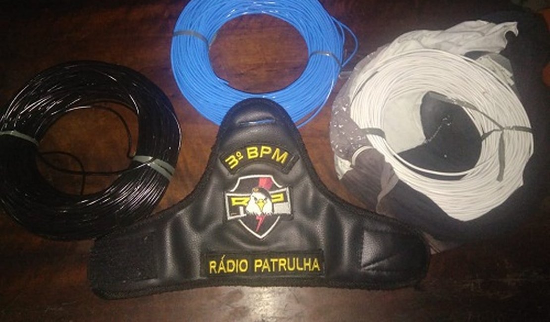 PM prende homem com peças de fios furtadas e cinquentinha roubada, em Arapiraca