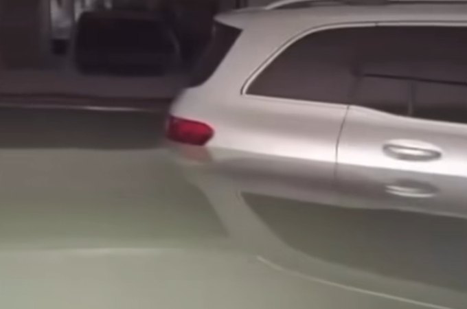 Fortes chuvas invadem prédio de alto padrão e destroem carros na garagem, em Maceió