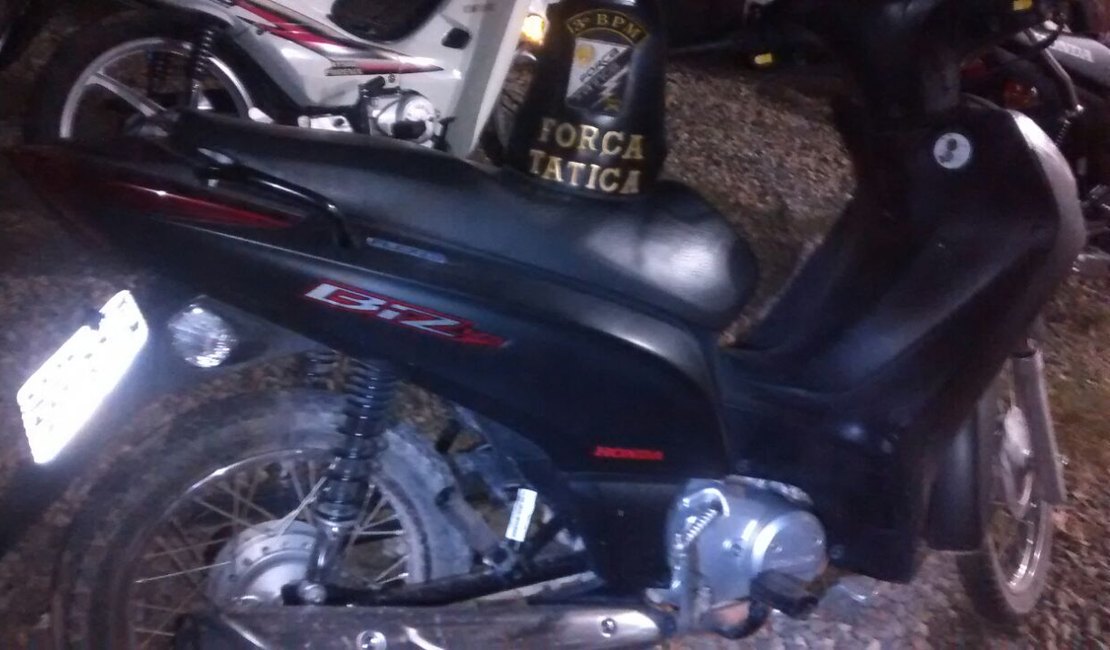 Dupla é detida suspeita de roubar motocicleta em Arapiraca