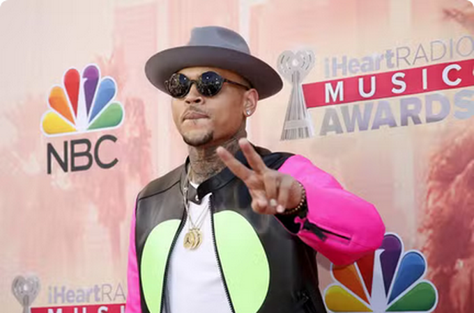 Chris Brown é mantido em custódia após prisão e acusação de lesão corporal grave