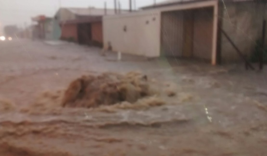 Chuva forte alaga ruas de Arapiraca na tarde desta quinta-feira (5)