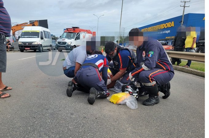 Cachorro solto na AL-220 provoca acidente de moto e mulher fica ferida, em Arapiraca
