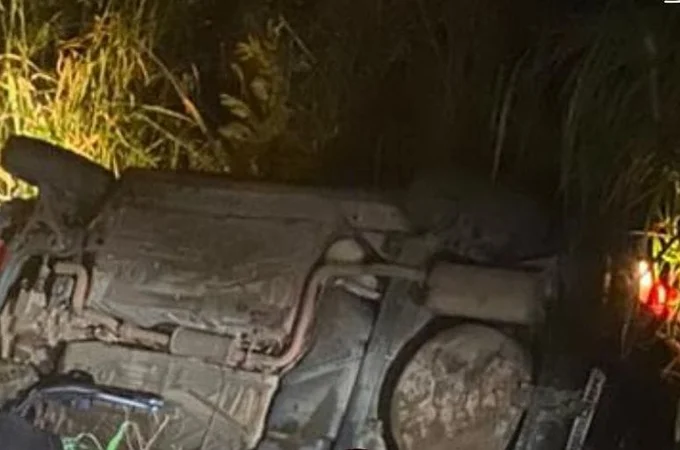 Veículo capota na AL-105 próximo à Usina Pindorama, em Coruripe