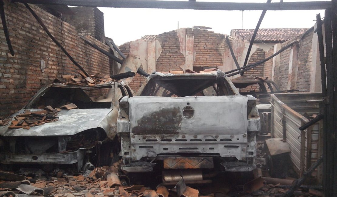 Incêndio destrói cinco veículos em um galpão, no Povoado Pé Leve