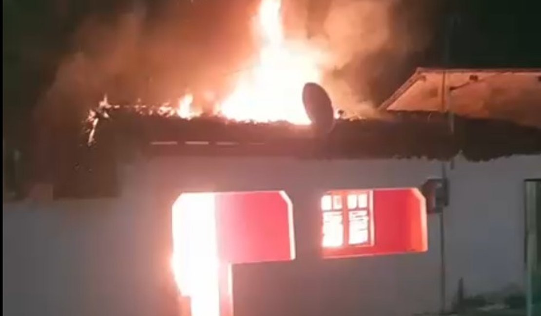Casa fica completamente destruída após incêndio e família pede ajuda financeira, em Junqueiro