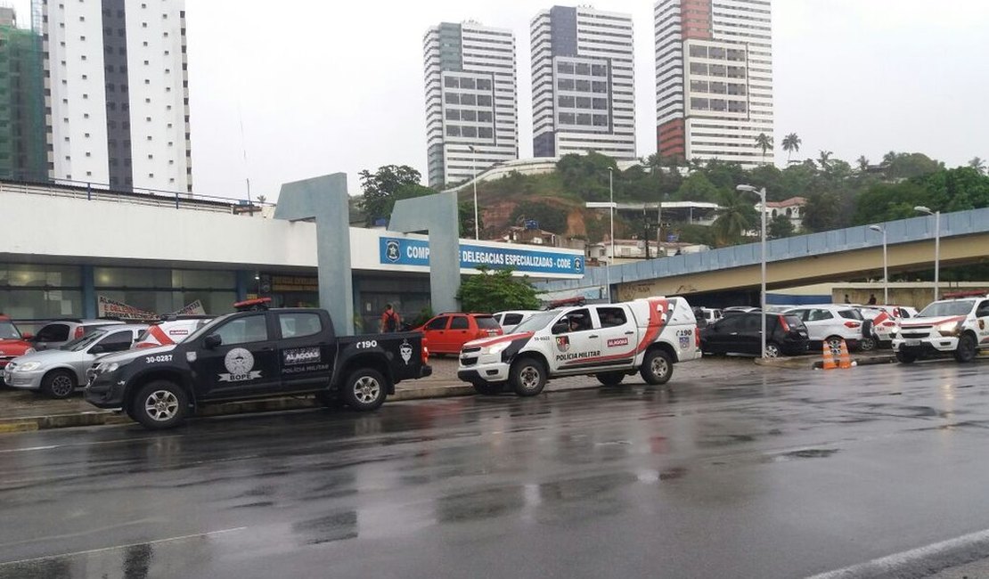 Polícia realiza operação contra suspeitos de tráfico de drogas em Maceió